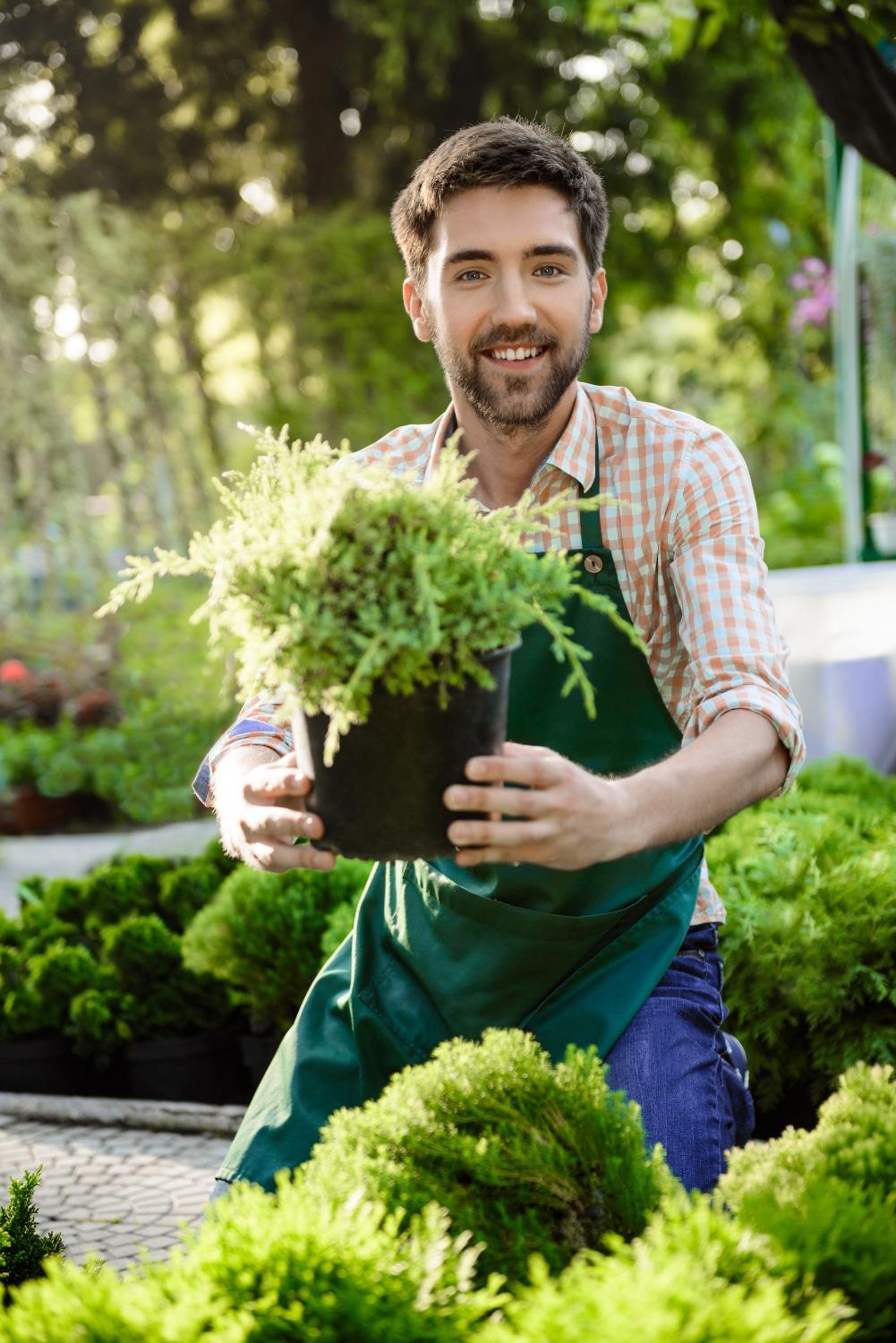joven-apuesto-jardinero-alegre-sonriendo-cuidando-flores (1)